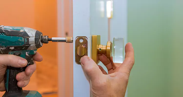 Broken Door Knob Fix in Sarasota, FL